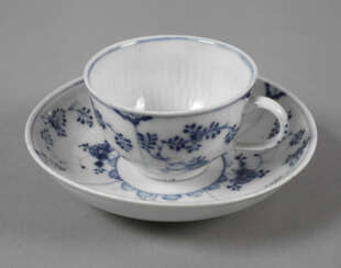 Meissen Tasse und Untertasse "Strohblumenmuster"