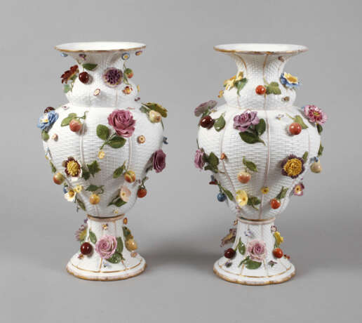 Meissen großes Paar "Vase mit Blüten und Früchten" - photo 1