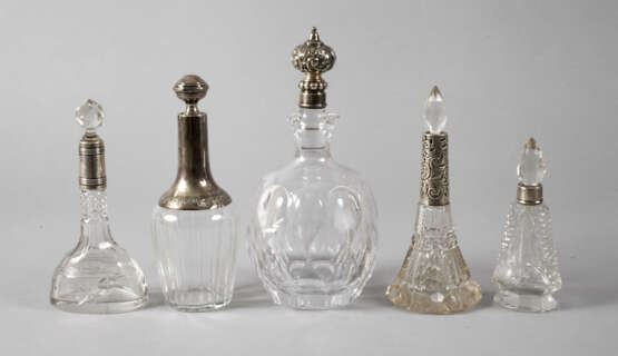 Fünf Kristallglasflaschen mit Silbermontur - photo 1