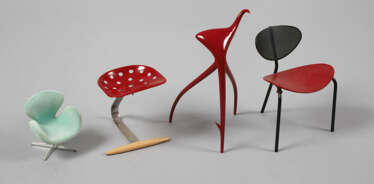 Vier Miniatur-Modellstühle Design