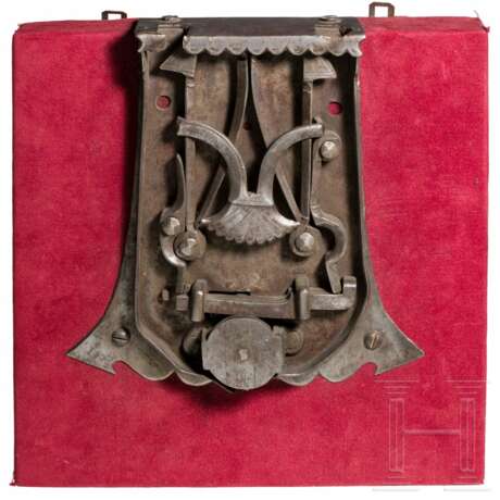 Gotisches Truhenschloss, süddeutsch, datiert 1497 - photo 1