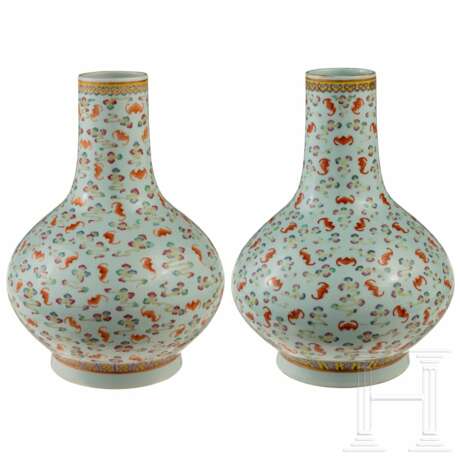 Ein fast identisches Paar Fledermaus-Vasen, China, Kuang Hsu-Periode, 19. Jahrhundert - Foto 1