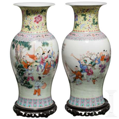 Ein Paar gemarkte Vasen auf Stand, China, um 1920 - Foto 1