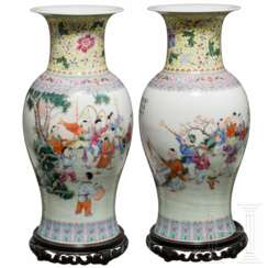 Ein Paar gemarkte Vasen auf Stand, China, um 1920