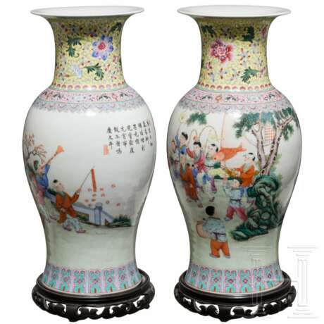 Ein Paar gemarkte Vasen auf Stand, China, um 1920 - Foto 3