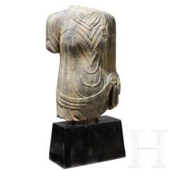 Lebensgroßer Torso einer Buddha-Statue, wohl Gandhara, 1. - 3. Jahrhundert