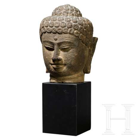Großer Buddha-Kopf aus Vulkangestein, Java, 9. Jahrhundert - Foto 1