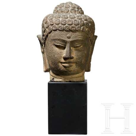 Großer Buddha-Kopf aus Vulkangestein, Java, 9. Jahrhundert - photo 2