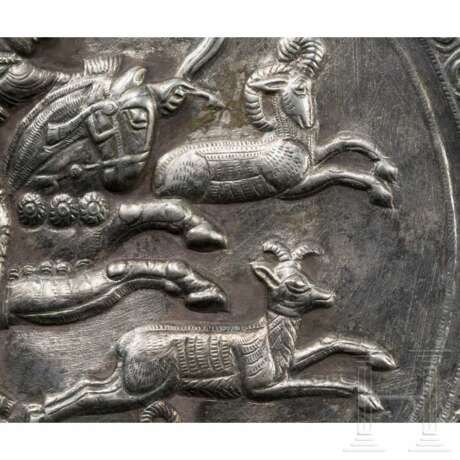 Prachtvoller Silberteller mit Reliefdarstellung Shapurs II. bei der Jagd, Iran, sasanidisch, 4. Jahrhundert - Foto 4
