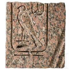 Großes Stelenfragment mit Hieroglyphen, Ägypten, 2. - 1. Jahrtausend vor Christus