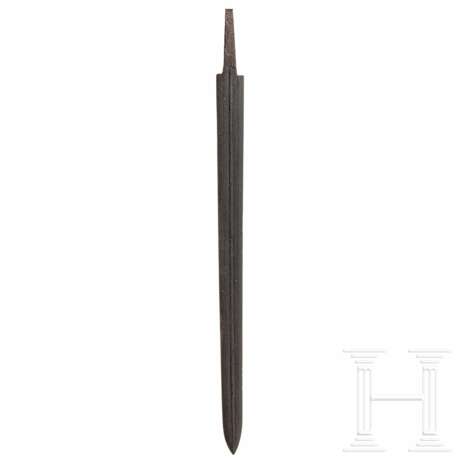 Eiserne Schwertklinge einer Spatha vom Typ Lauriacum-Hromovka, römisch, spätes 2. - 1. Hälfte 3. Jahrhundert - фото 2