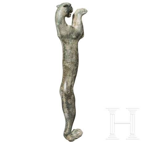Bronzener Griff in Pantherform, römisch, 2. - 3. Jahrhundert - photo 2