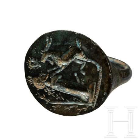 Bronzener Siegelring mit mythologischer Szene, römisch, 1. - 2. Jahrhundert - photo 1