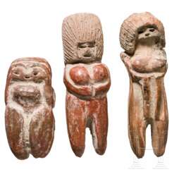 Gruppe von drei Kleinterrakotten, Valdivia-Kultur, Ecuador, ca. 2500 – 2000 vor Christus