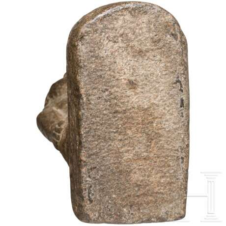 Ägyptisierende Skulptur eines Schreitenden, rötlicher Granit - Foto 7
