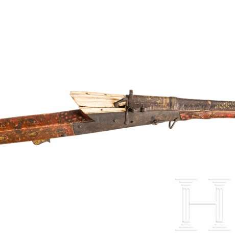 Goldtauschiertes Luntenschlossgewehr mit bemaltem Holzschaft, Indien, um 1800 - photo 3