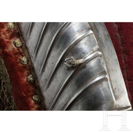 Gepanzerter maximilianischer Sattel für ein Schlachtross, süddeutsch, um 1520 - Foto 6