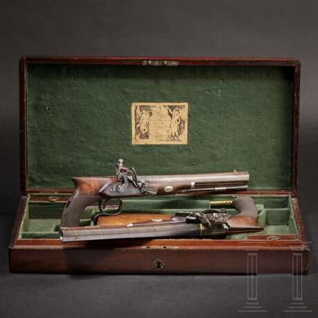 Ein Paar Steinschlosspistolen mit Anschlagschaft im Kasten, H. W. Mortimer & Co. in London, um 1810 - photo 1