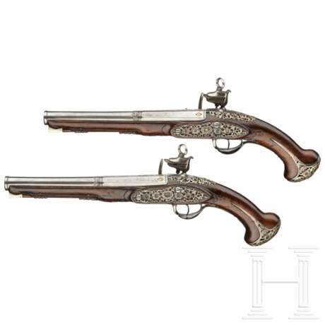 Ein Paar silbermontierter Miquelet-Pistolen, Nordspanien, Ende 18. Jahrhundert - photo 3