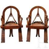 Zwei geschnitzte Sessel im russischen Stil "Bogen, Äxte und Fäustlinge", nach dem bekannten Vorbild von Schnitzer Vasiliy Shutov, Russland, um 1900 - фото 1