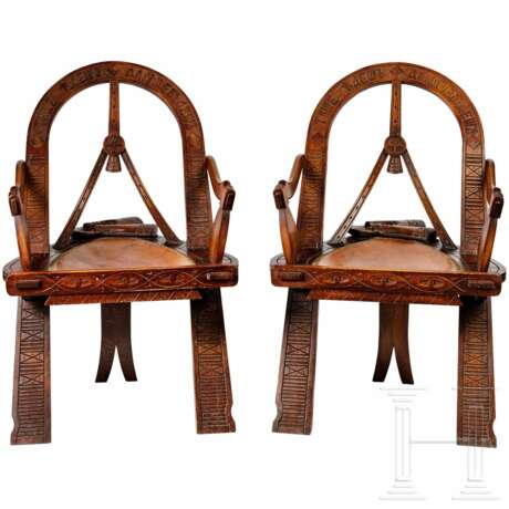 Zwei geschnitzte Sessel im russischen Stil "Bogen, Äxte und Fäustlinge", nach dem bekannten Vorbild von Schnitzer Vasiliy Shutov, Russland, um 1900 - Foto 1