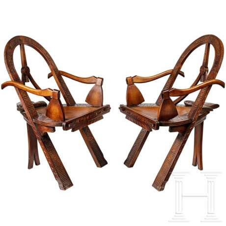 Zwei geschnitzte Sessel im russischen Stil "Bogen, Äxte und Fäustlinge", nach dem bekannten Vorbild von Schnitzer Vasiliy Shutov, Russland, um 1900 - photo 2
