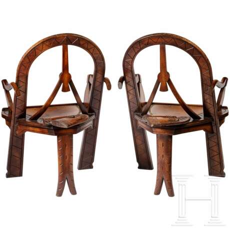 Zwei geschnitzte Sessel im russischen Stil "Bogen, Äxte und Fäustlinge", nach dem bekannten Vorbild von Schnitzer Vasiliy Shutov, Russland, um 1900 - Foto 3