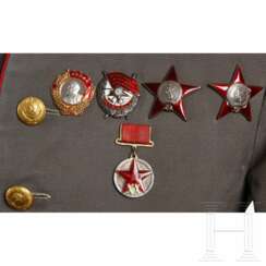Mantel, Jacke, Gürtel, Mütze und Auszeichnungen eines sowjetischen Marschalls