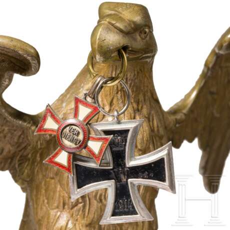 Adler auf Marmorsockel mit Auszeichnungen des Weltkrieges - Foto 3
