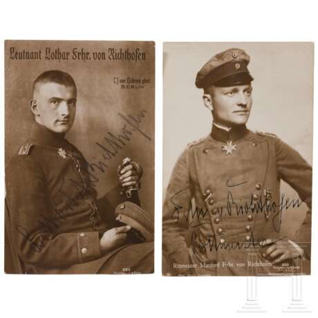 Lothar und Manfred von Richthofen - Foto-Ansichtskarten mit Widmung, im Holzrahmen mit Flugzeugführer-Abzeichen - Foto 2