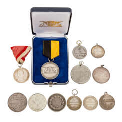 Konvolut von 12 Auszeichnungen und Medaillen, meist vor 1918,