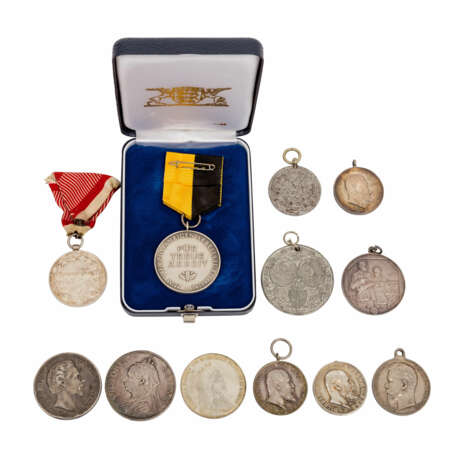 Konvolut von 12 Auszeichnungen und Medaillen, meist vor 1918, - photo 2