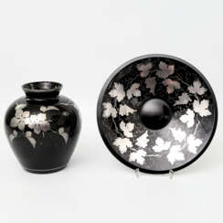 Konvolut 2tlg. Vase und Teller mit Silver overlay, 20. Jahrhundert