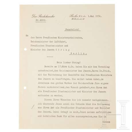Persönliches Übersendungsschreiben Hitlers für die Entlassungsurkunde Görings als Preußischer Innenminister vom 1.5.1934 (5) - Foto 1