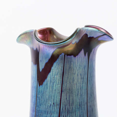 Irisierende Vase im Stil "Cobalt Pampas", 20. Jahrhundert - photo 2