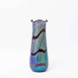 Irisierende Vase im Stil "Cobalt Pampas", 20. Jahrhundert - фото 1