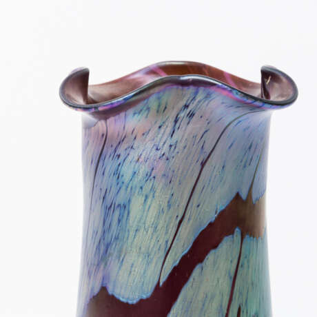 Irisierende Vase im Stil "Cobalt Pampas", 20. Jahrhundert - фото 2