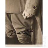 Hoffmann-Portraitaufnahme für den silbernen Geschenkrahmen, mit Signatur Hitlers - Foto 2