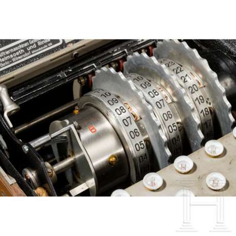 Chiffriermaschine "Enigma I", Nummer "A 10694", komplett mit Holzkasten - Foto 9