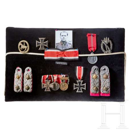 Walter Harzer - A Funeral Pillow Awards and Insignia Grouping - Foto 1