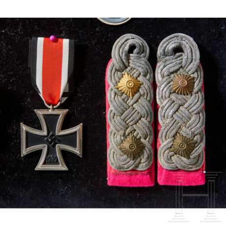 Walter Harzer - A Funeral Pillow Awards and Insignia Grouping - photo 5