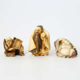 Konvolut: 3 Netsuke aus Elfenbein. JAPAN, 1900-1945 - photo 1