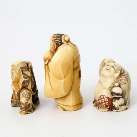 Konvolut: 3 Netsuke aus Elfenbein. JAPAN, 1900-1945 - photo 2