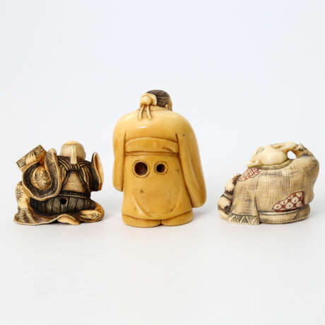 Konvolut: 3 Netsuke aus Elfenbein. JAPAN, 1900-1945 - photo 3