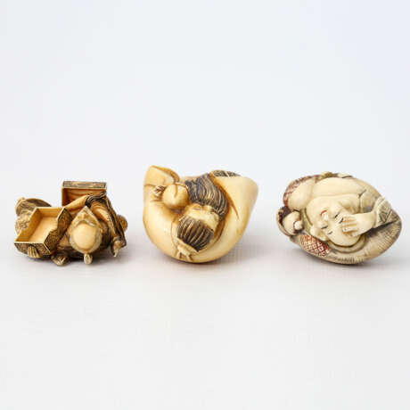 Konvolut: 3 Netsuke aus Elfenbein. JAPAN, 1900-1945 - photo 5