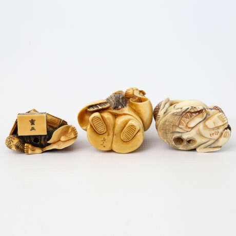 Konvolut: 3 Netsuke aus Elfenbein. JAPAN, 1900-1945 - photo 6