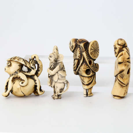 Konvolut: 4 Netsuke aus Elfenbein und Horn. JAPAN, 1900-1945 - photo 2