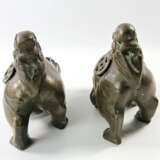 Ein Paar Foh-Hunde aus Bronze. CHINA, 1. Hälfte 20. Jahrhundert - photo 3
