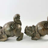 Ein Paar Foh-Hunde aus Bronze. CHINA, 1. Hälfte 20. Jahrhundert - Foto 4