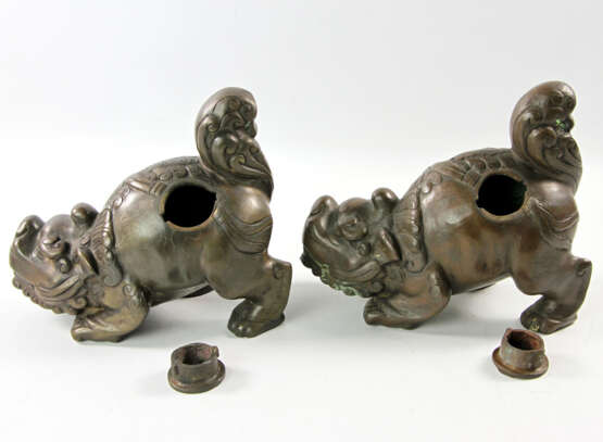 Ein Paar Foh-Hunde aus Bronze. CHINA, 1. Hälfte 20. Jahrhundert - Foto 5